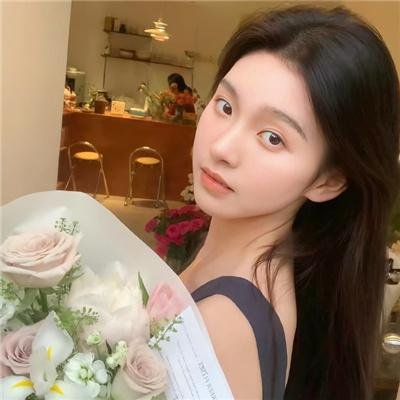 坐在酒吧里吃蛋糕